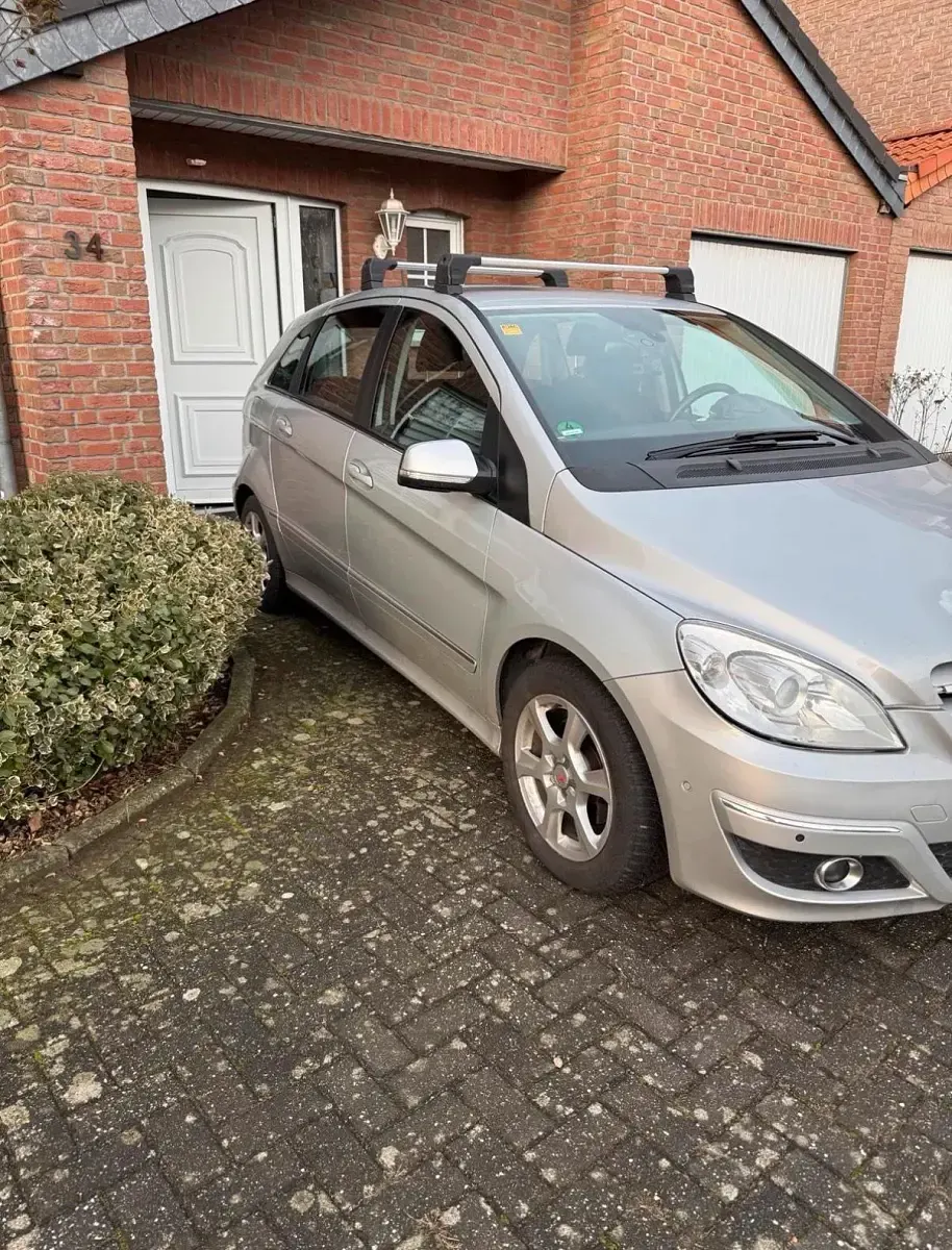 Gebraucht Mercedes B180 109 PS (80 kW) 2010 Silber Van / Kleinbus