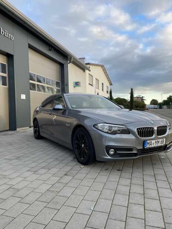 Grau Gebraucht 2014 BMW 520 Luxury Line Limousine | 12.700 € (Guter Preis) - Bild 1/4