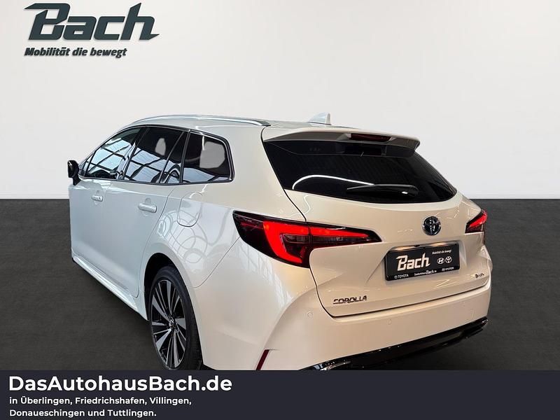 Neu Toyota Corolla 178 PS (130 kW) 2025 Platinum white Kombi