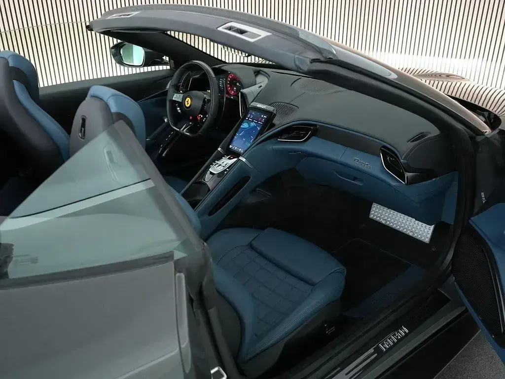 Gebraucht Ferrari Roma 620 PS (456 kW) 2024 Grau Cabrio