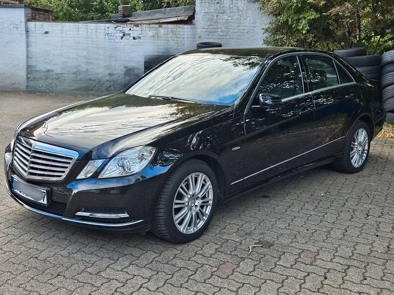Schwarz Gebraucht 2012 Mercedes E200 Limousine | 8.999 € (Superpreis) - Bild 1/4