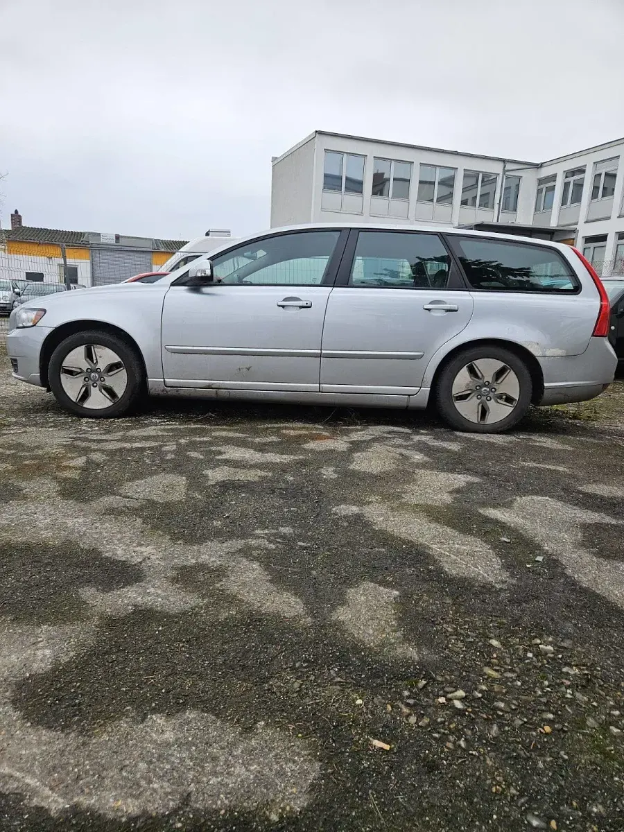 Używany Volvo V50 110 KM (80 kW) 2009 Srebrny Kombi