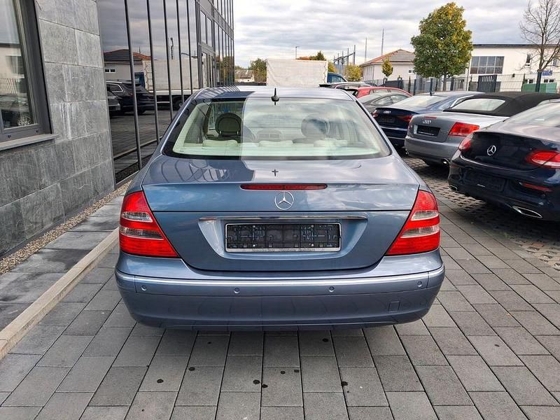 Gebraucht Mercedes E220 Elegance 150 PS (110 kW) 2005 Blau Limousine