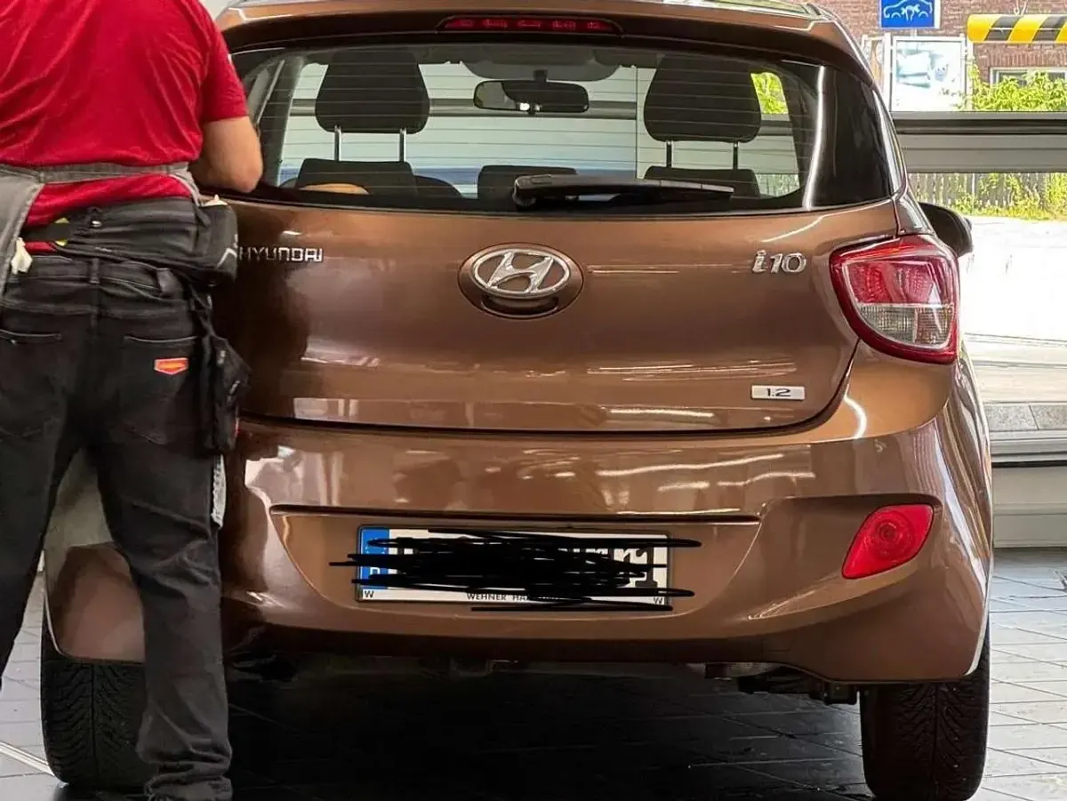 Gebraucht Hyundai i10 Edition 87 PS (63 kW) 2015 Braun Kleinwagen