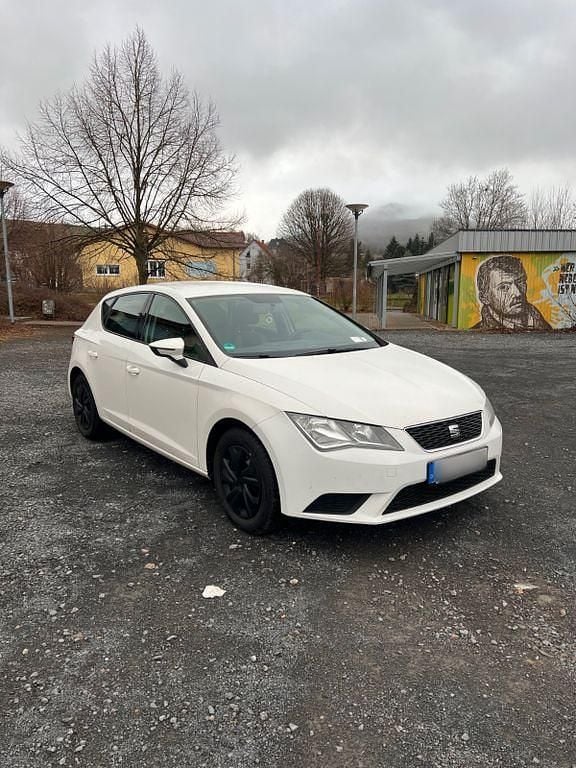 Weiß Gebraucht 2013 Seat Leon Reference Limousine | 6.490 € (Guter Preis) - Bild 1/4