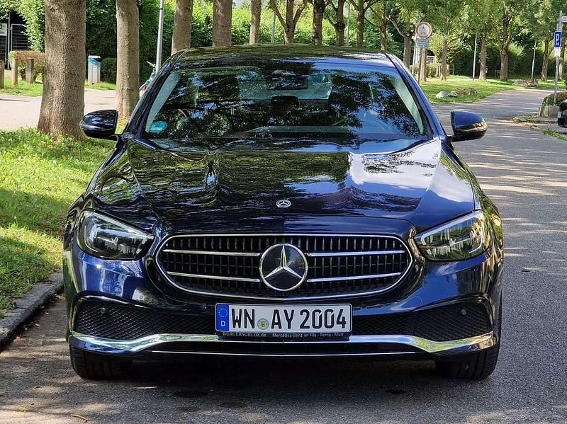 Blau Gebraucht 2021 Mercedes E220 Avantgarde Limousine | 34.500 € (Guter Preis) - Bild 1/4