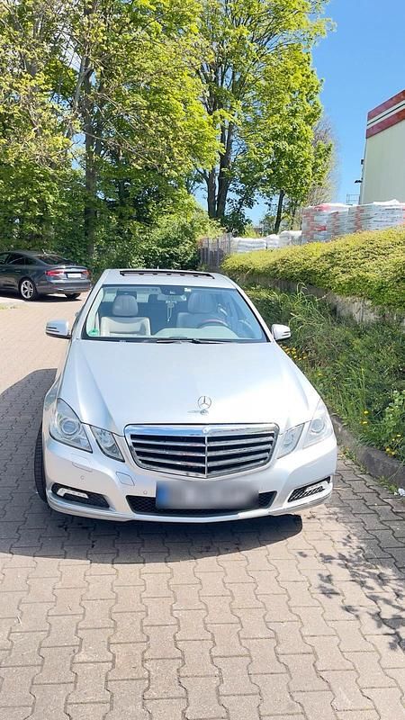 Grau Gebraucht 2009 Mercedes E220 Limousine | 9.000 € (Guter Preis) - Bild 1/4