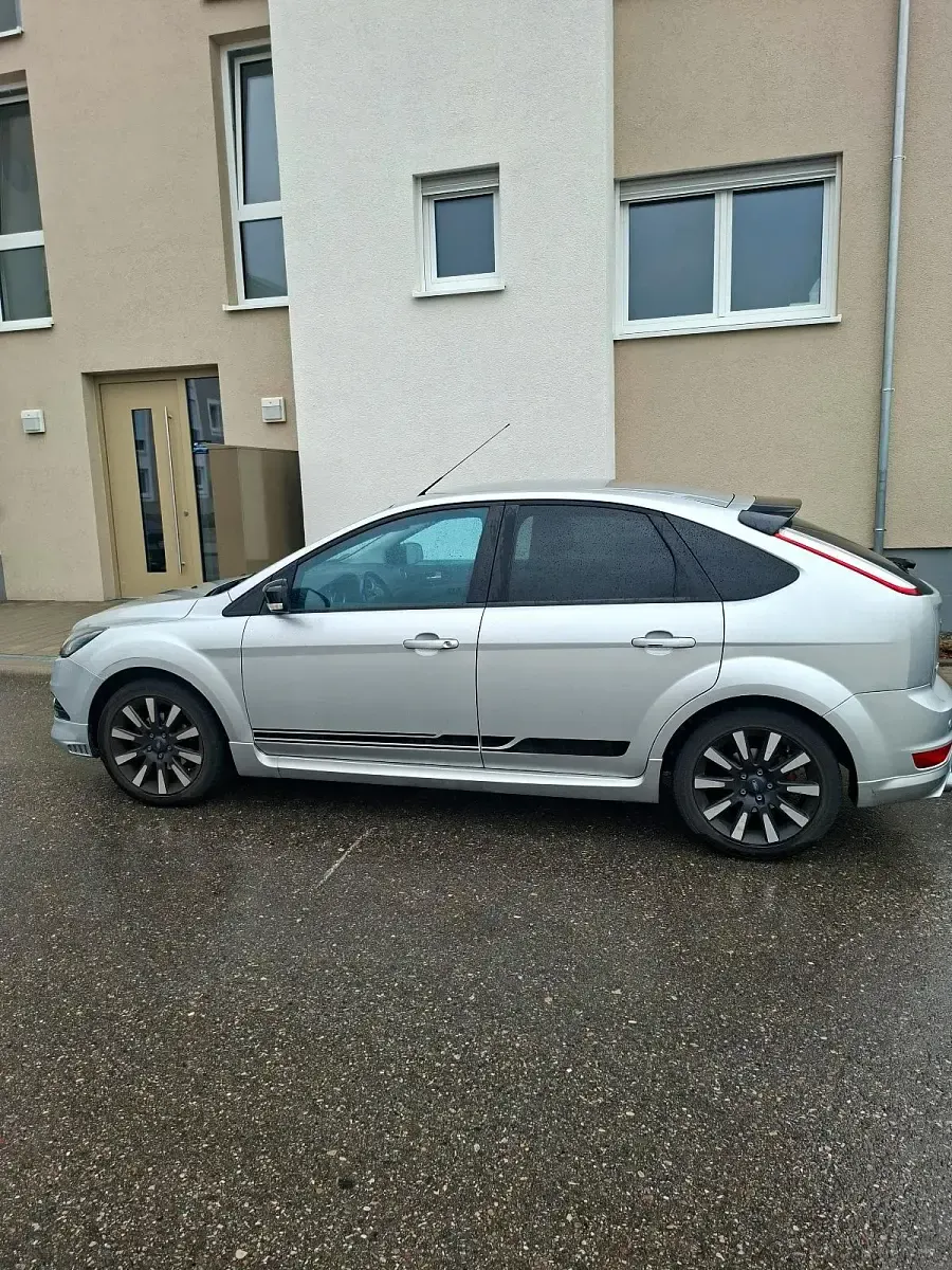 Gebraucht Ford Focus 115 PS (84 kW) 2010 Silber Limousine