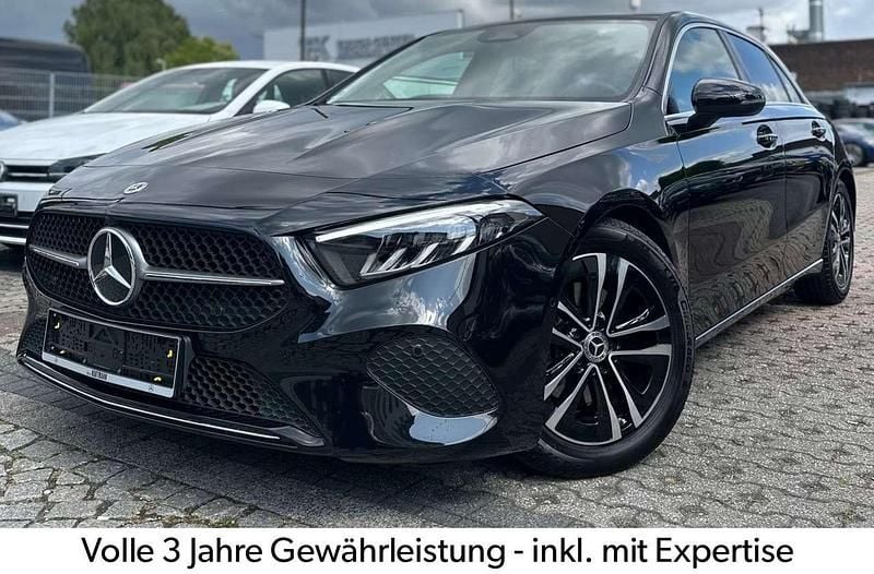 Kosmosschwarz metalliclack Gebraucht 2023 Mercedes A180 Kleinwagen | 26.798 € (Guter Preis) - Bild 1/4