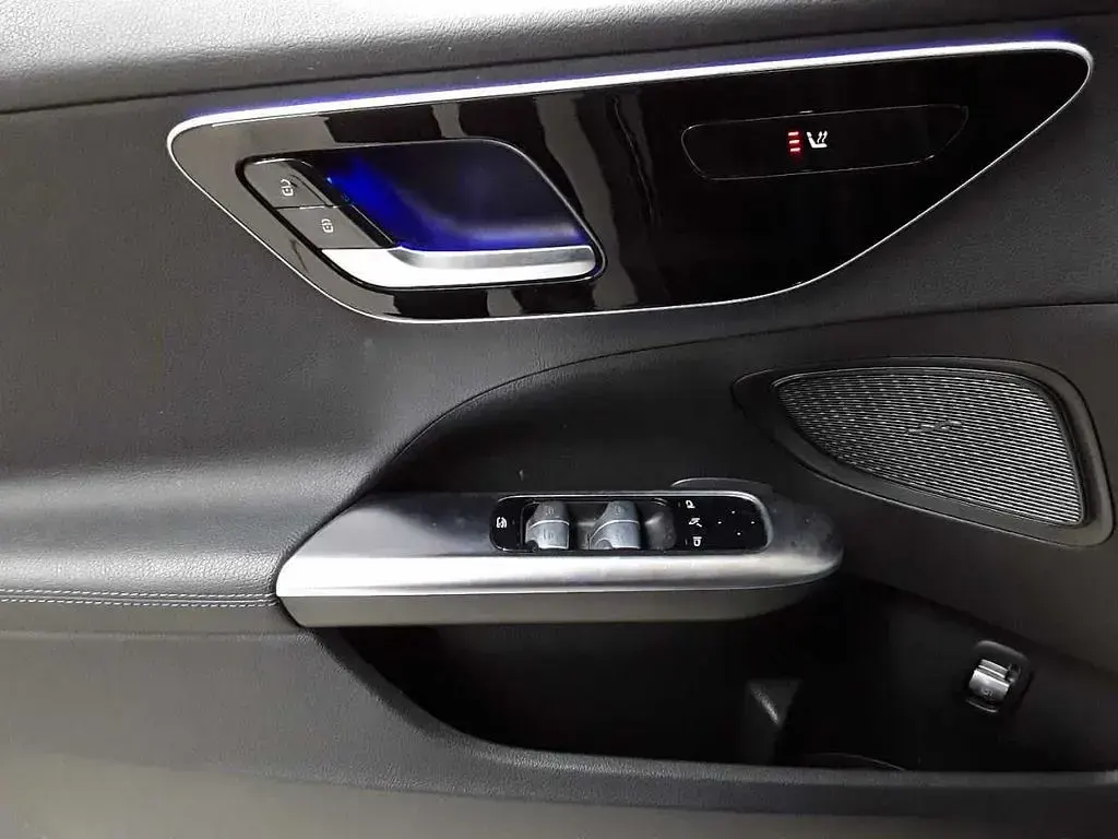 Gebraucht Mercedes C200 Avantgarde 163 PS (119 kW) 2022 Blau Limousine