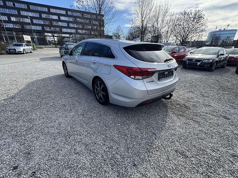 Gebraucht Hyundai i40 Style 141 PS (103 kW) 2017 Platinum silver / met Kombi