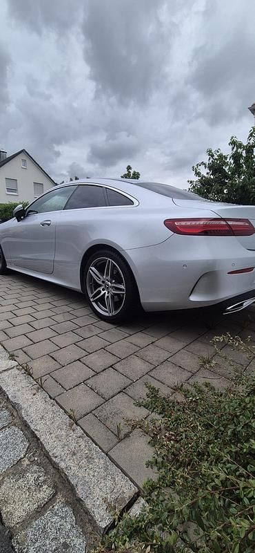 Silber Gebraucht 2018 Mercedes 220 AMG line Coupé | 36.800 € - Bild 1/4