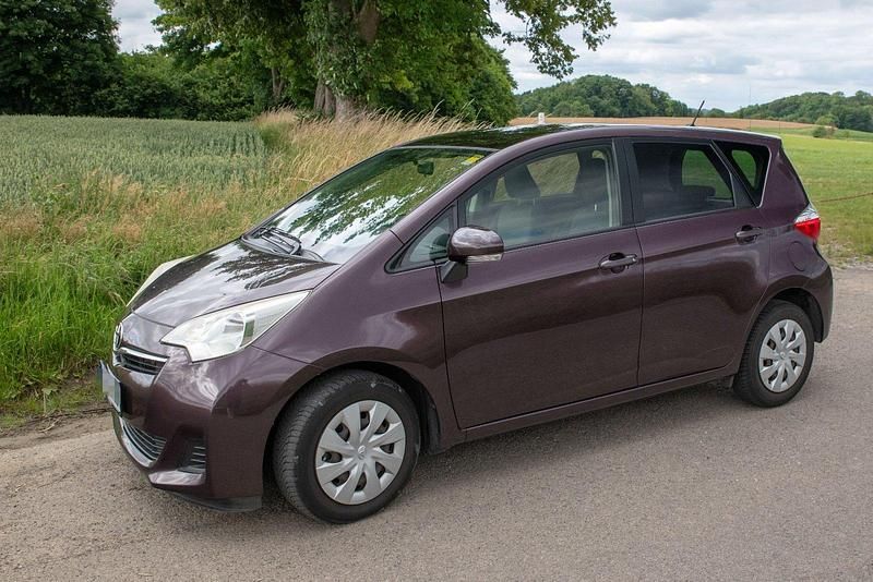 Violet Gebraucht 2014 Toyota Verso-S Van / Kleinbus | 5.500 € (Fairer Preis) - Bild 1/4