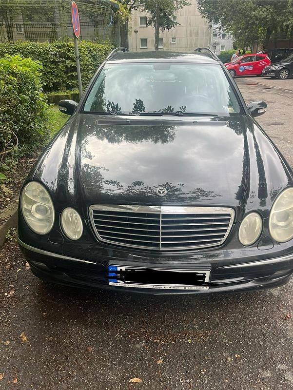 Schwarz Gebraucht 2005 Mercedes E200 Kombi | 3.000 € - Bild 1/4
