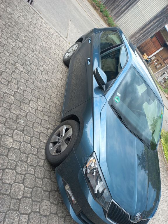 Grau Gebraucht 2018 Skoda Fabia Limousine | 5.380 € (Superpreis) - Bild 1/4