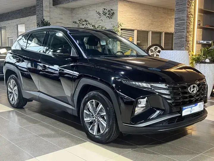 Schwarz phantom black / mic Gebraucht 2021 Hyundai Tucson Select SUV | 25.000 € (Superpreis) - Bild 1/4