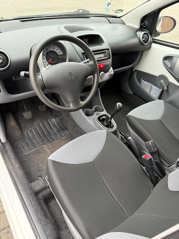 Gebraucht Peugeot 107 70 PS (51 kW) 2012 Weiß Kleinwagen