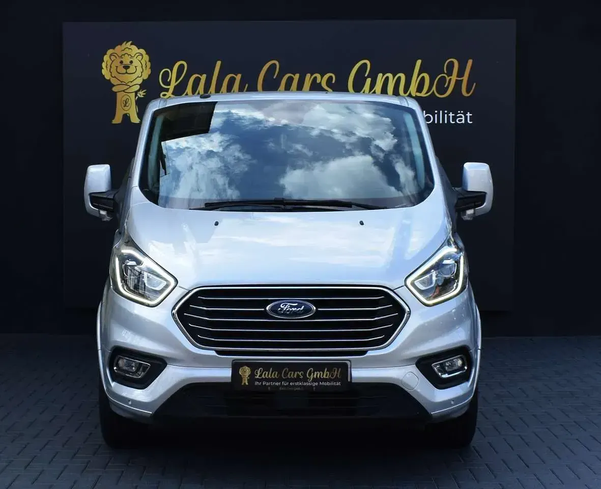 Gebraucht Ford Tourneo Titanium 131 PS (96 kW) 2018 Polarsilber metallic Van / Kleinbus