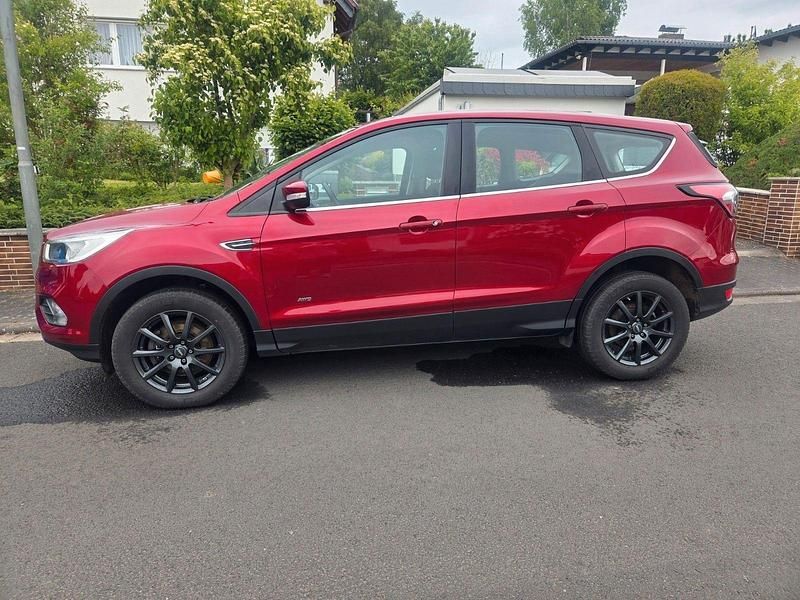 Gebraucht Ford Kuga Trend 150 PS (110 kW) 2017 Rot SUV