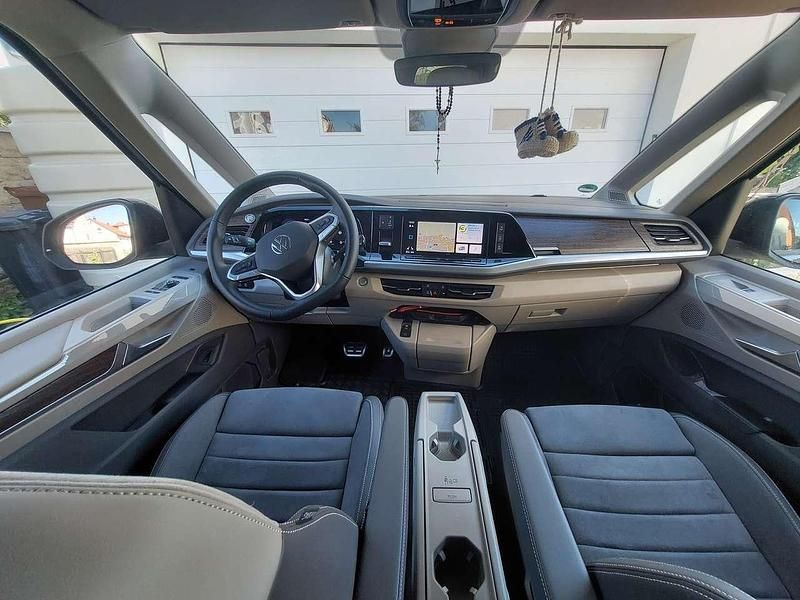 Gebraucht VW Multivan Style 150 PS (110 kW) 2023 Grau Van