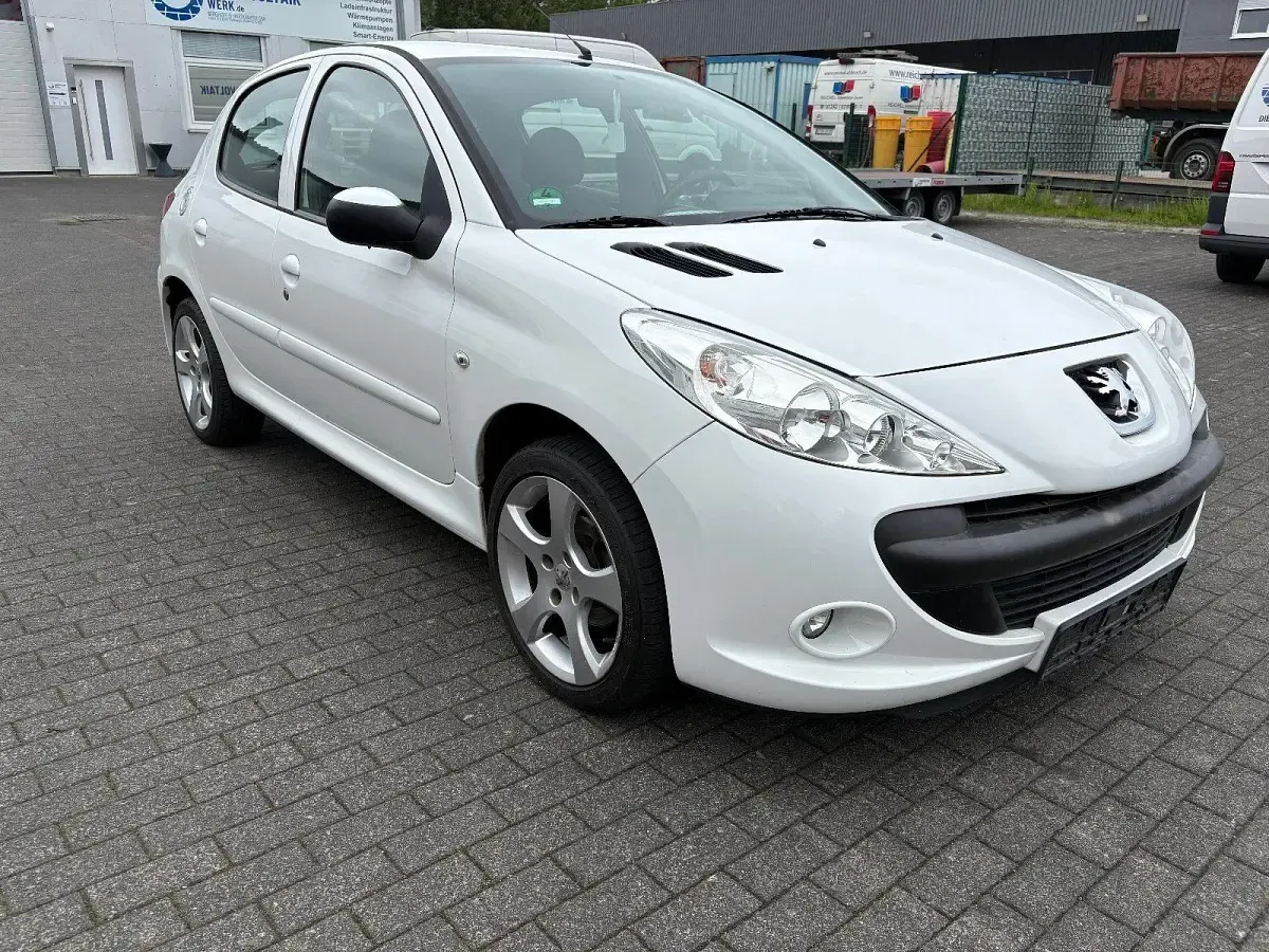 Gebraucht Peugeot 206+ 73 PS (53 kW) 2012 Weiß Kleinwagen