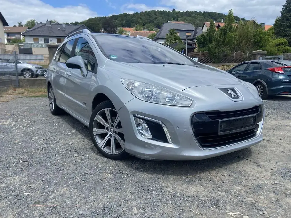 Gebraucht Peugeot 308 Family 111 PS (81 kW) 2012 Aluminiumgrau Kombi