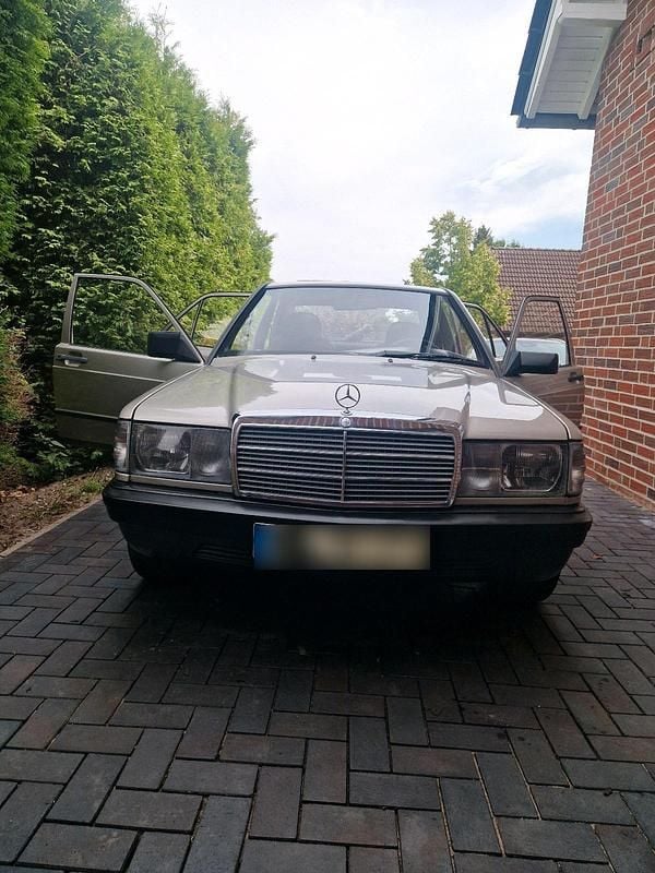 Second-hand Mercedes 190 72 CP (52 kW) 1987 Andere farben Berlinǎ