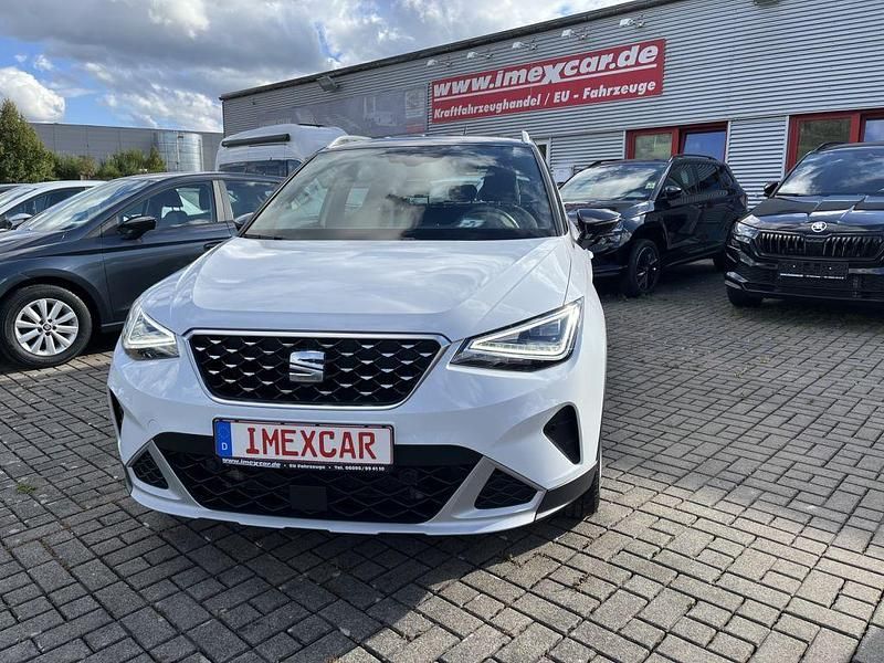 Weiß metallic / dach s (metallic) Gebraucht 2022 Seat Arona FR SUV | 21.989 € (Fairer Preis) - Bild 1/4