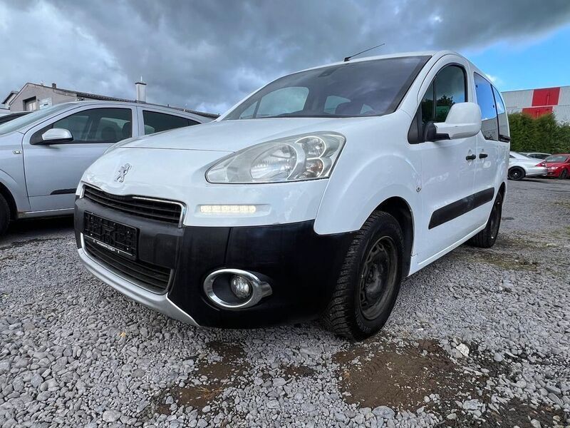 Weiß Gebraucht 2012 Peugeot Partner Tepee Active Van / Kleinbus | 4.200 € (Fairer Preis) - Bild 1/4