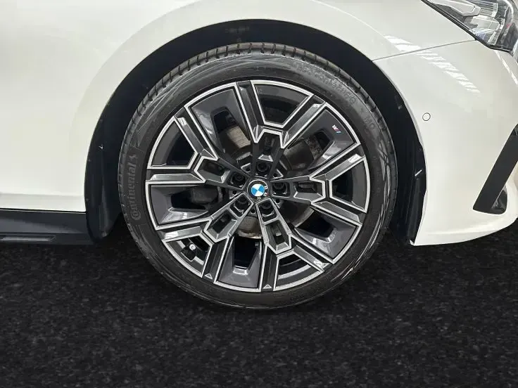 Gebraucht BMW 520 M Sport 208 PS (152 kW) 2025 Mineralweiß metallic Limousine