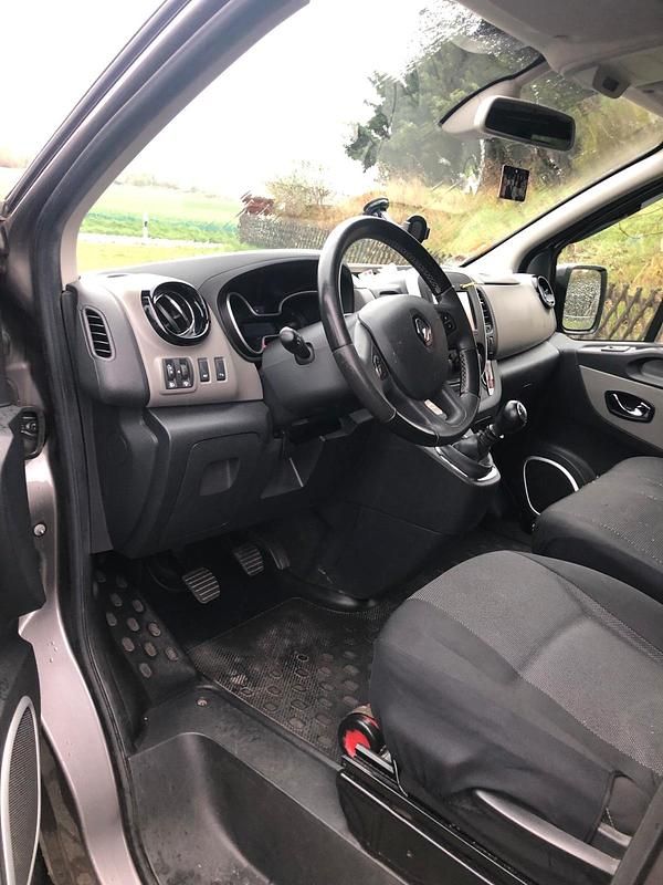 Second-hand Renault Traffic 145 CP (106 kW) 2016 Gri Monovolum
