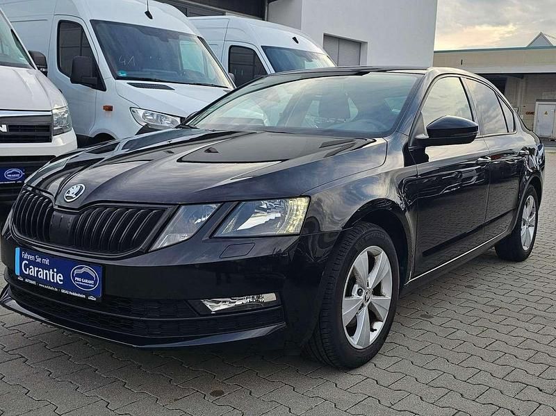 Schwarz Gebraucht 2019 Skoda Octavia Ambiente Kleinwagen | 16.990 € (Guter Preis) - Bild 1/4