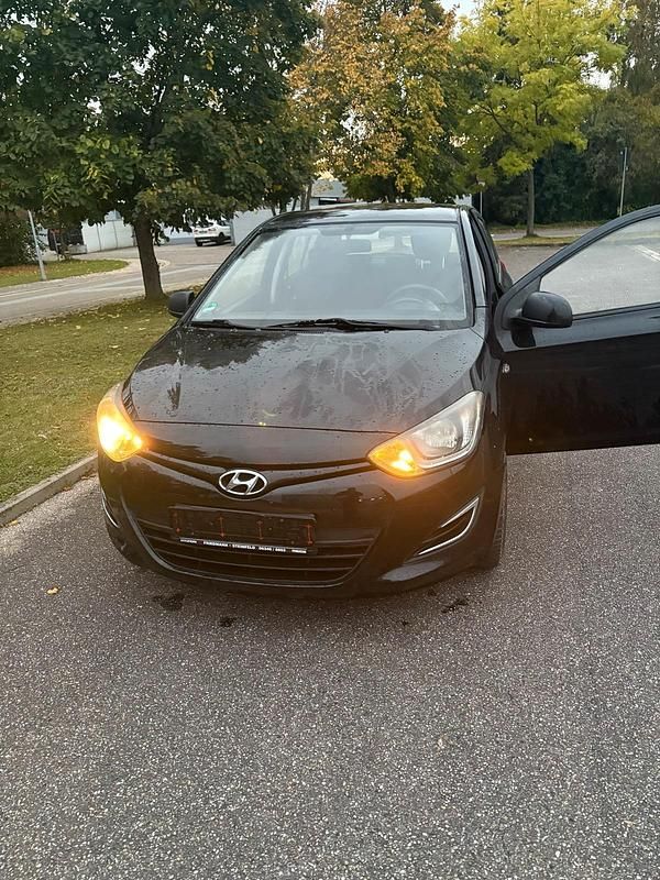 Schwarz Gebraucht 2014 Hyundai i20 Kleinwagen | 2.200 € (Guter Preis) - Bild 1/4