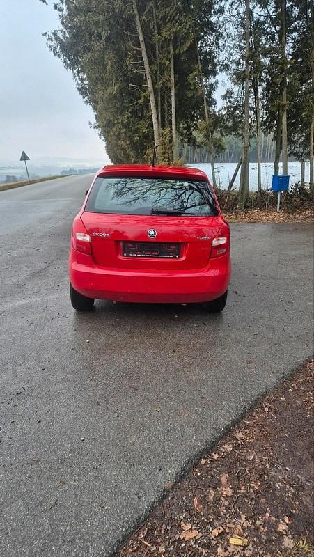 Gebraucht Skoda Fabia 60 PS (44 kW) 2013 Rot Kleinwagen