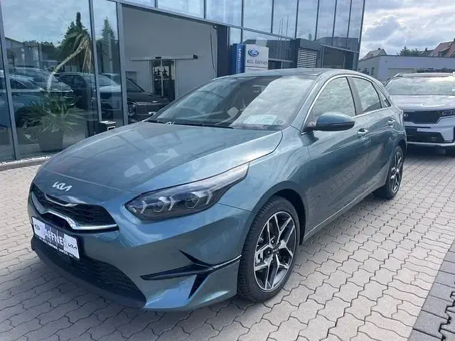 Neu Kia Ceed Spirit 140 PS (102 kW) 2025 (usg) yucca stahlgrau met. Kleinwagen