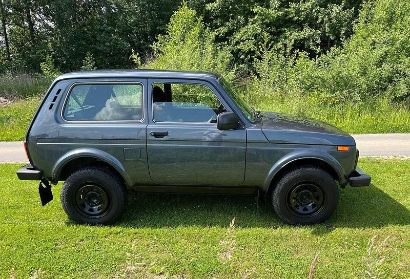 Grau Gebraucht 2018 Lada Urban SUV | 10.999 € (Fairer Preis) - Bild 1/4
