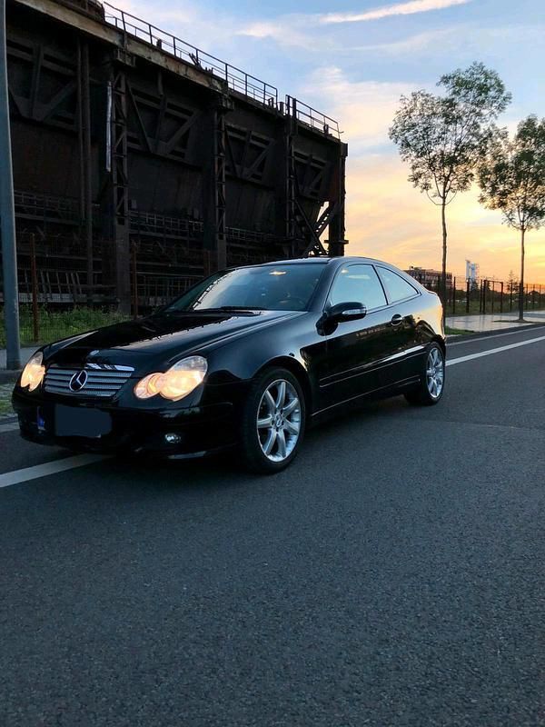 Schwarz Gebraucht 2007 Mercedes C180 Coupé | 2.800 € (Guter Preis) - Bild 1/4