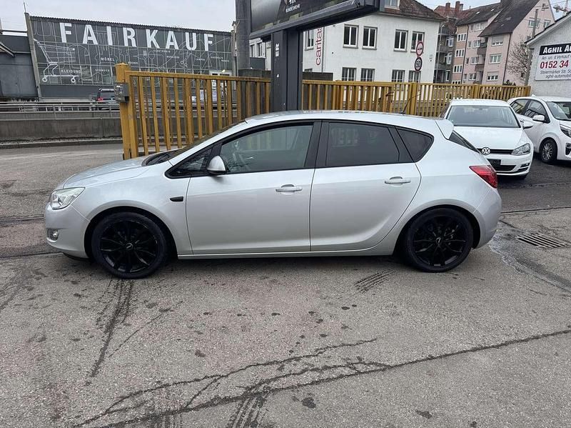 Gebraucht Opel Astra Design Edition 140 PS (102 kW) 2012 Argon silber/ice silver (m2) Kleinwagen