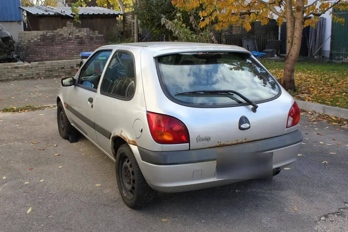 Second-hand Ford Fiesta 75 CP (55 kW) 2000 Argintiu Hatchback