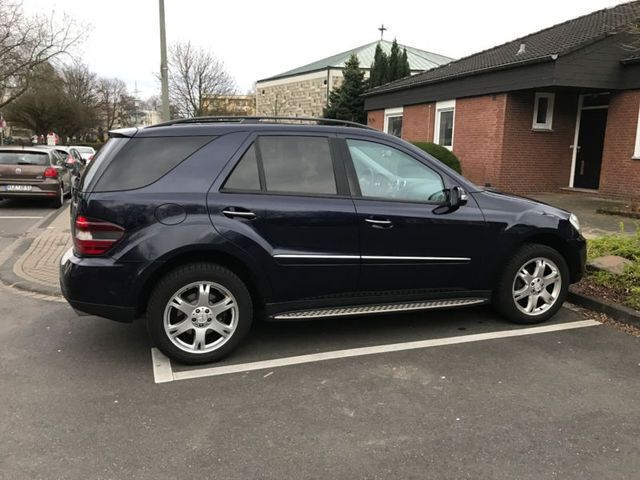 Blau Gebraucht 2007 Mercedes ML320 SUV | 9.900 € - Bild 1/4