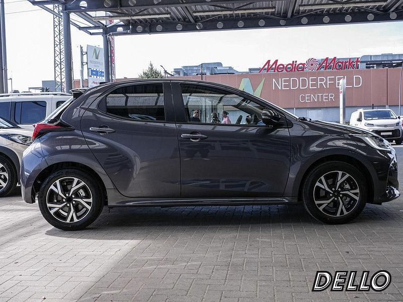 Neu Toyota Yaris Hybrid Comfort 116 PS (85 kW) 2025 Grau Limousine