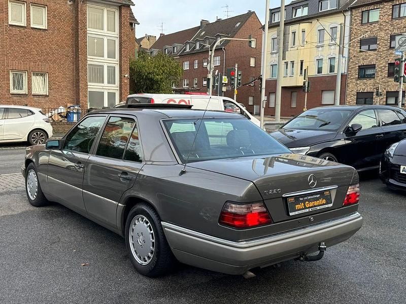 Gebraucht Mercedes E220 150 PS (110 kW) 1994 Braun Limousine