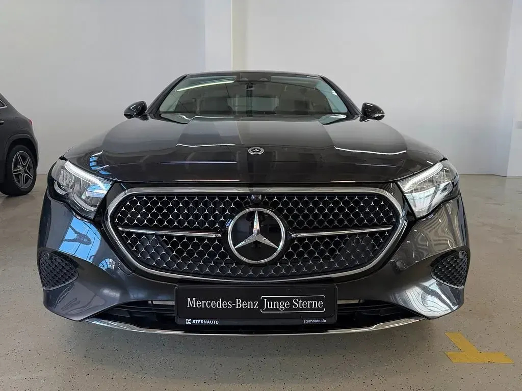 Gebraucht Mercedes E300 Avantgarde 313 PS (230 kW) 2024 Metalliclack graphitgrau Limousine