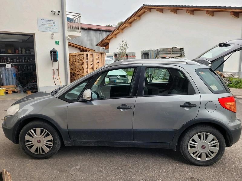 Grau Gebraucht 2014 Fiat Sedici SUV | 7.200 € - Bild 1/4