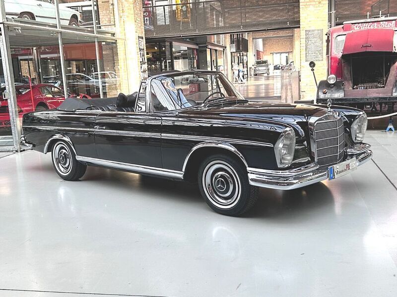 Schwarz Gebraucht 1962 Mercedes 220 SE Cabrio | 119.500 € - Bild 1/4