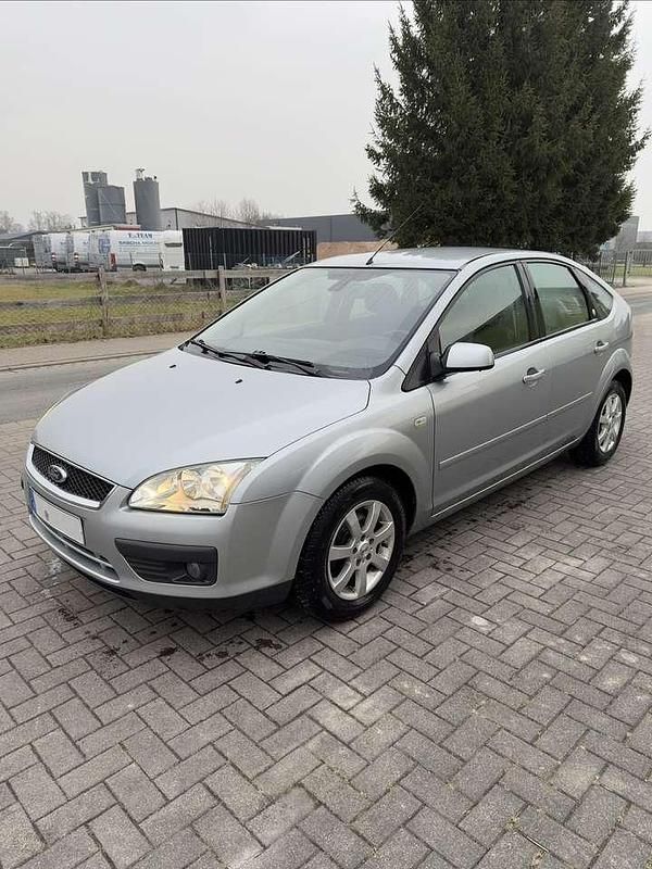 Gebraucht Ford Focus Ghia 116 PS (85 kW) 2005 Silber Limousine