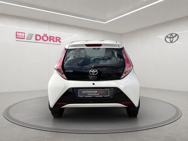 Gebraucht Toyota Aygo X-play 69 PS (50 kW) 2017 Pianosaweiß Kleinwagen