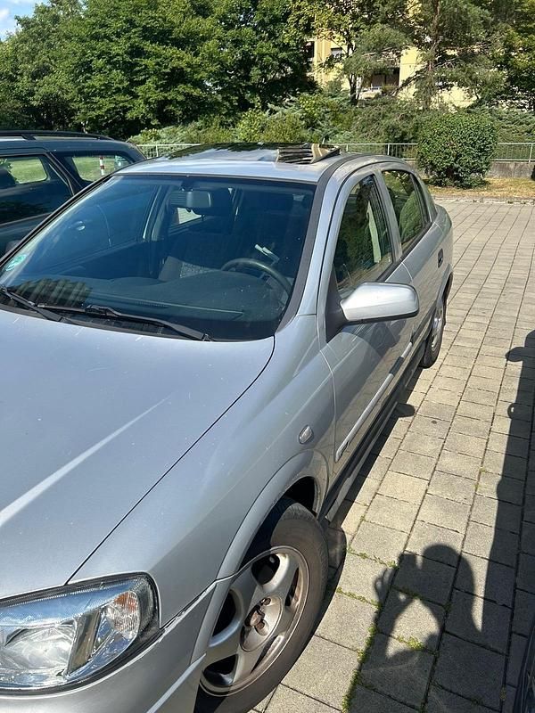 Grau Gebraucht 2000 Opel Astra Limousine | 1.550 € (Fairer Preis) - Bild 1/4