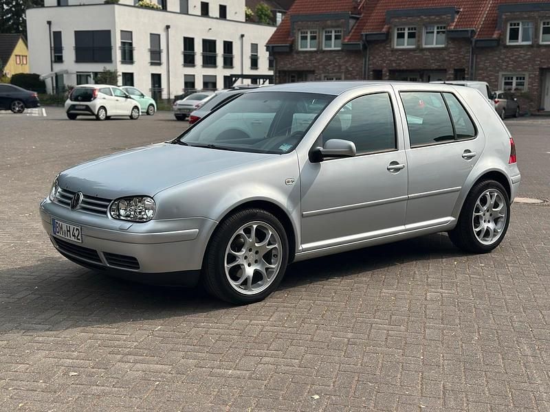 Silber Gebraucht 2003 VW Golf IV Highline Kleinwagen | 3.890 € (Teuer) - Bild 1/4