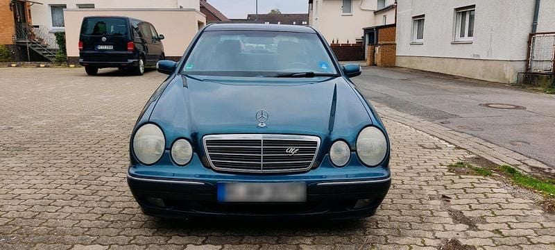 Usata Mercedes E240 170 CV (125 kW) 2000 Verde Berlina